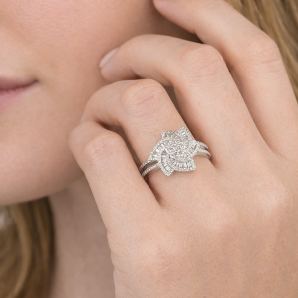 18K WHITE GOLD DIAMOND RING