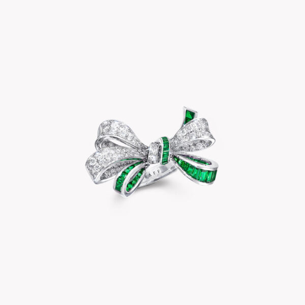 18K WHITE GOLD EMERALD AND DIAMOND RING