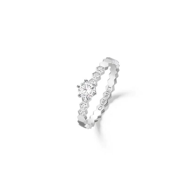 18K WHITE GOLD SOLITAIRE RING
