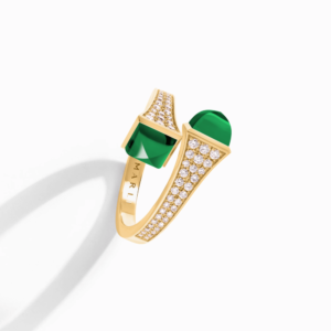 18K YELLOW GOLD GREEN AGATE AND DIAMOND MEDIUM RING