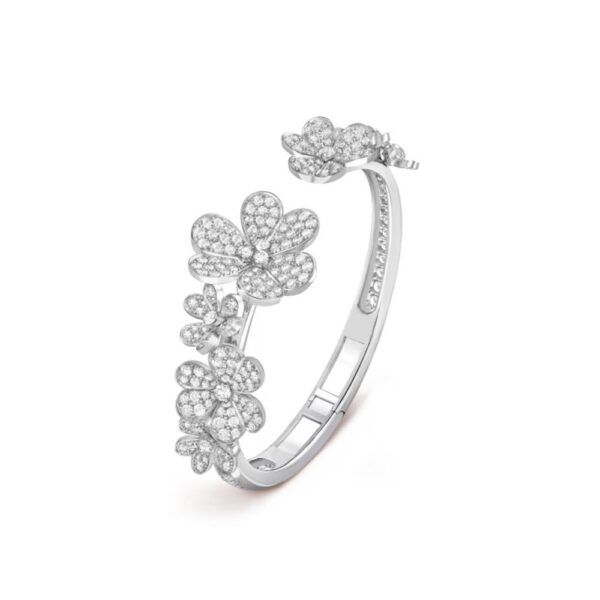 18K WHITE GOLD 7 FLOWER PAVE DIAMOND BRACELET