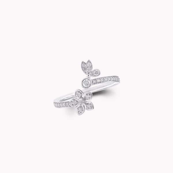 17 18K WHITE GOLD DIAMOND RING